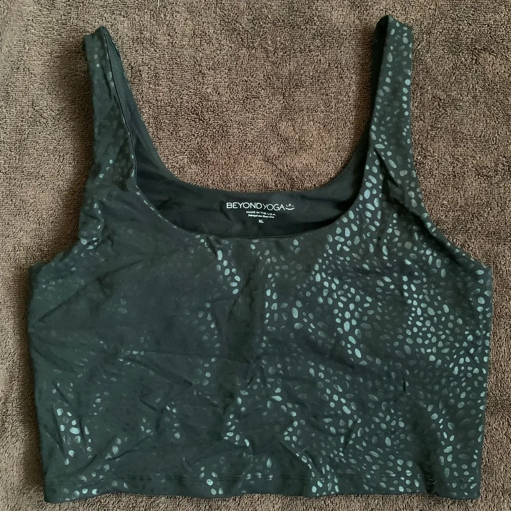 Beyond Yoga Rare Shiny Feline Keep it Simple Cropped Tank Black Shiny Foil - XL - Picture 2 of 8